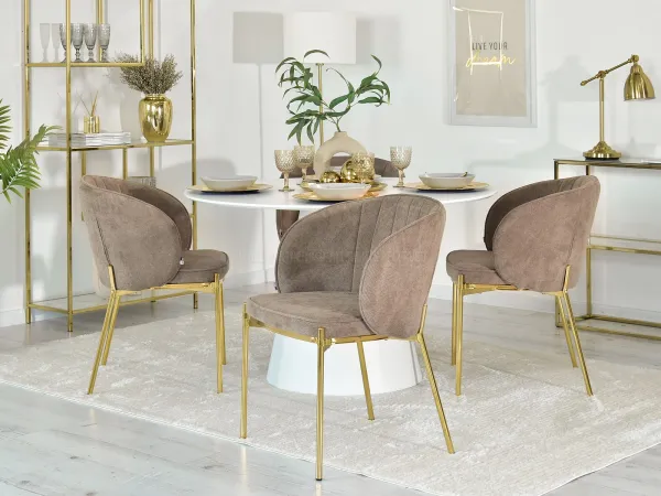 Eleganckie krzesła ze złotymi nogami i beżową tapicerką